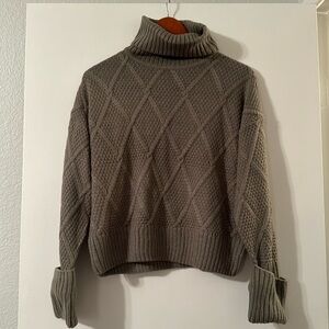 Beautiful gray pink rose sweater, size Medium